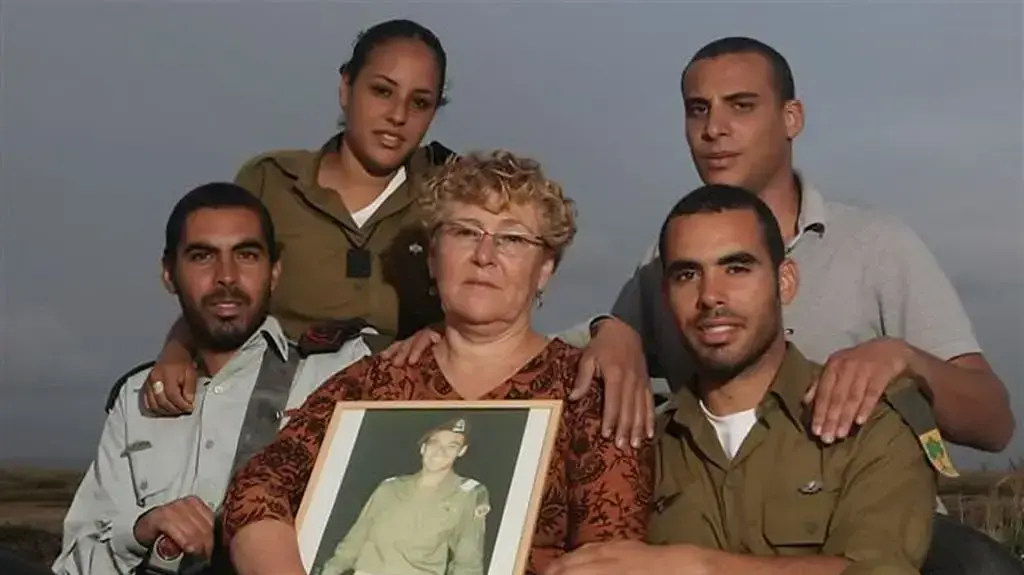 למטה משמאל: רב-סרן אלירז פרץ ולצדו אמו מרים ואחיו אליאסף אוחזים בתמונת האח אוריאל, שנהרג בלבנון. עומדים: האחים אביחי ובת-אל למטה משמאל: רב-סרן אלירז פרץ ולצדו אמו מרים ואחיו אליאסף אוחזים בתמונת האח אוריאל, שנהרג בלבנון. עומדים: האחים אביחי ובת-אל