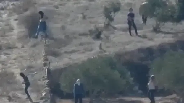 מתנחלים מיידים אבנים סמוך לכפר מדמא. 5 בנובמבר 2022