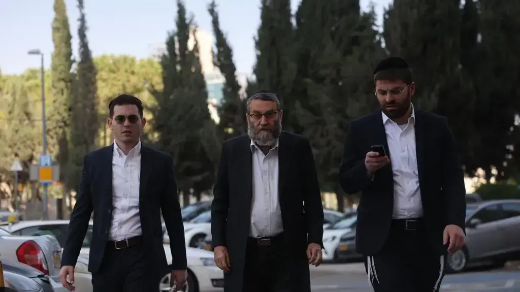 משה גפני בדרכו לפגישה עם בנימין נתניהו במלון לאונרדו ירושלים, 6 בנובמבר 2022 משה גפני בדרכו לפגישה עם בנימין נתניהו במלון לאונרדו ירושלים, 6 בנובמבר 2022