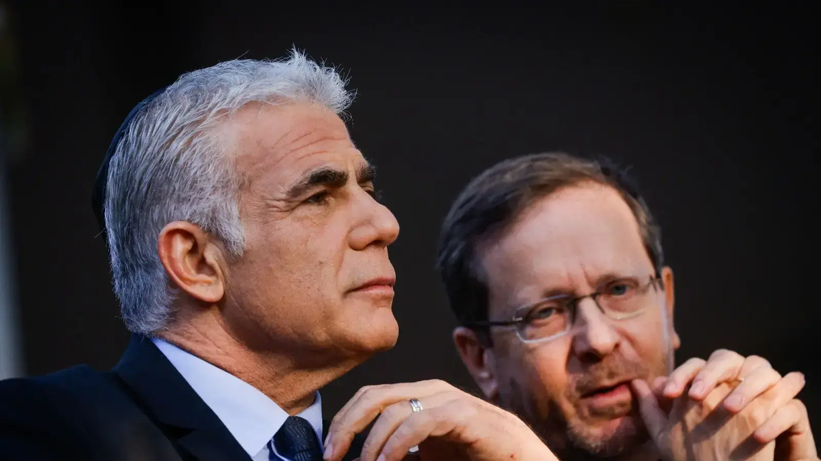 ראש הממשלה, יאיר לפיד ונשיא המדינה יצחק הרצוג בטקס האזכרה הממלכתי לזכרם של יצחק ולאה רבין. הר הרצל, ירושלים 6 בנובמבר 2022