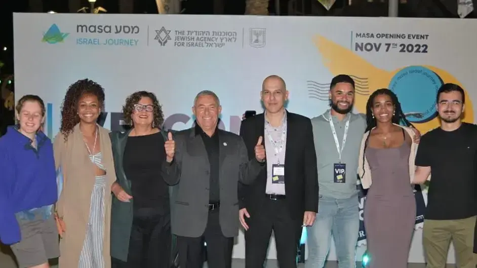 מנכ״ל ארגון מסע, עופר גוטמן ויו״ר הסוכנות היהודית אלוף במיל׳ דורון אלמוג עם משתתפי תכנית מסע. 7 בנובמבר 2022 מנכ״ל ארגון מסע, עופר גוטמן ויו״ר הסוכנות היהודית אלוף במיל׳ דורון אלמוג עם משתתפי תכנית מסע. 7 בנובמבר 2022