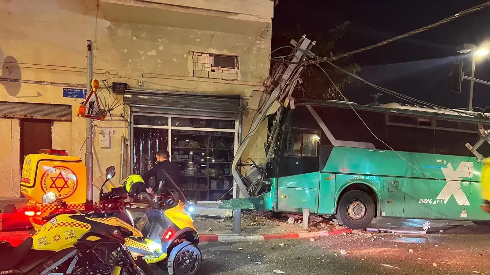 אוטובוס שהתנגש בעמוד חשמל ובבניין ברחוב לבנדה בתל אביב 7 בנובמבר 2022 אוטובוס שהתנגש בעמוד חשמל ובבניין ברחוב לבנדה בתל אביב 7 בנובמבר 2022