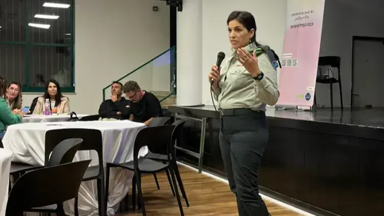 סא"ל אבישג סבג ראובן בכנס לנשים המשרתות במערך המילואים סא"ל אבישג סבג ראובן בכנס לנשים המשרתות במערך המילואים