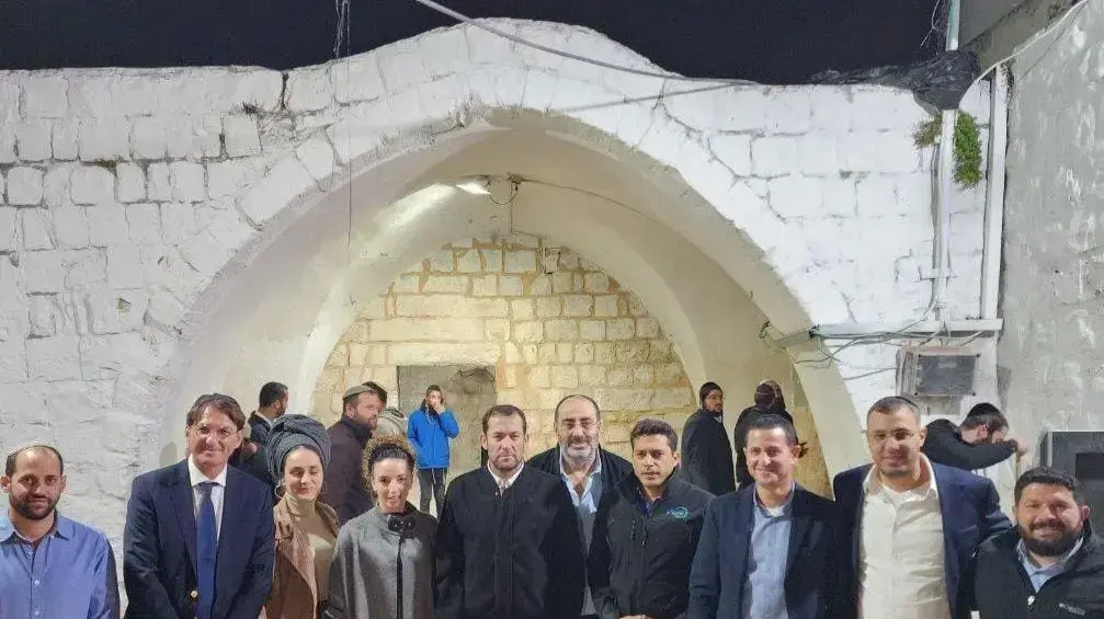 8 חברי כנסת מיועדים של הליכוד, ש"ס והציונות הדתית עם ראש מועצת שומרון יוסי דגן בקבר יוסף, 9 בנובמבר 2022 8 חברי כנסת מיועדים של הליכוד, ש"ס והציונות הדתית עם ראש מועצת שומרון יוסי דגן בקבר יוסף, 9 בנובמבר 2022