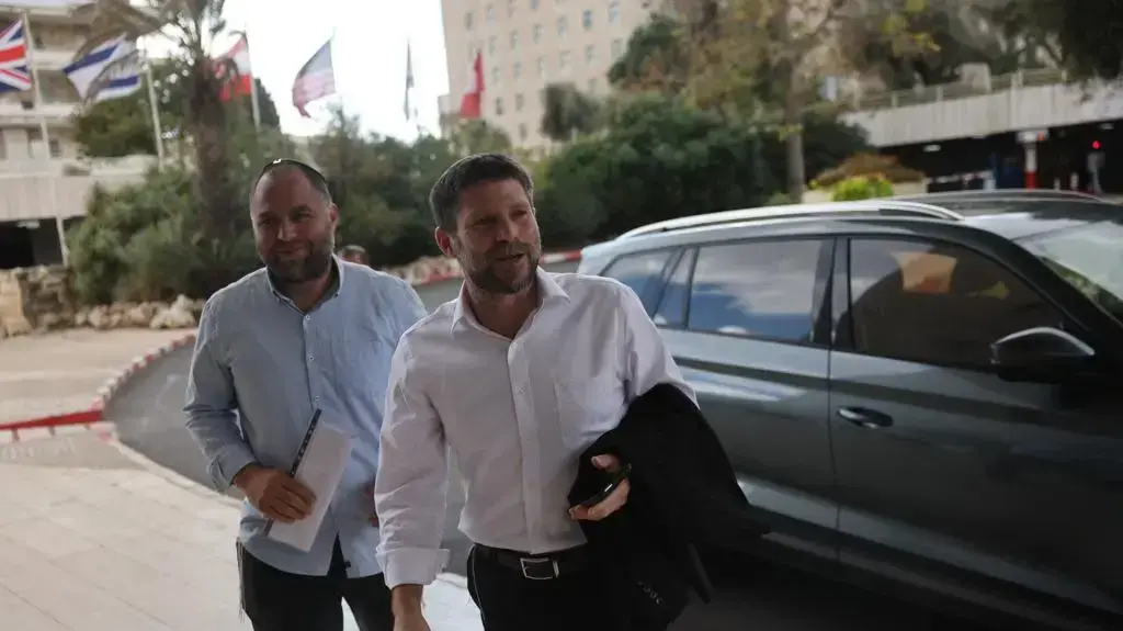 בצלאל סמוטריץ', שריה דמסקי בדיוני הרכבת ממשלה עם הליכוד, מלון לאונרדו ירושלים,9 בנובמבר 2022 בצלאל סמוטריץ', שריה דמסקי בדיוני הרכבת ממשלה עם הליכוד, מלון לאונרדו ירושלים,9 בנובמבר 2022