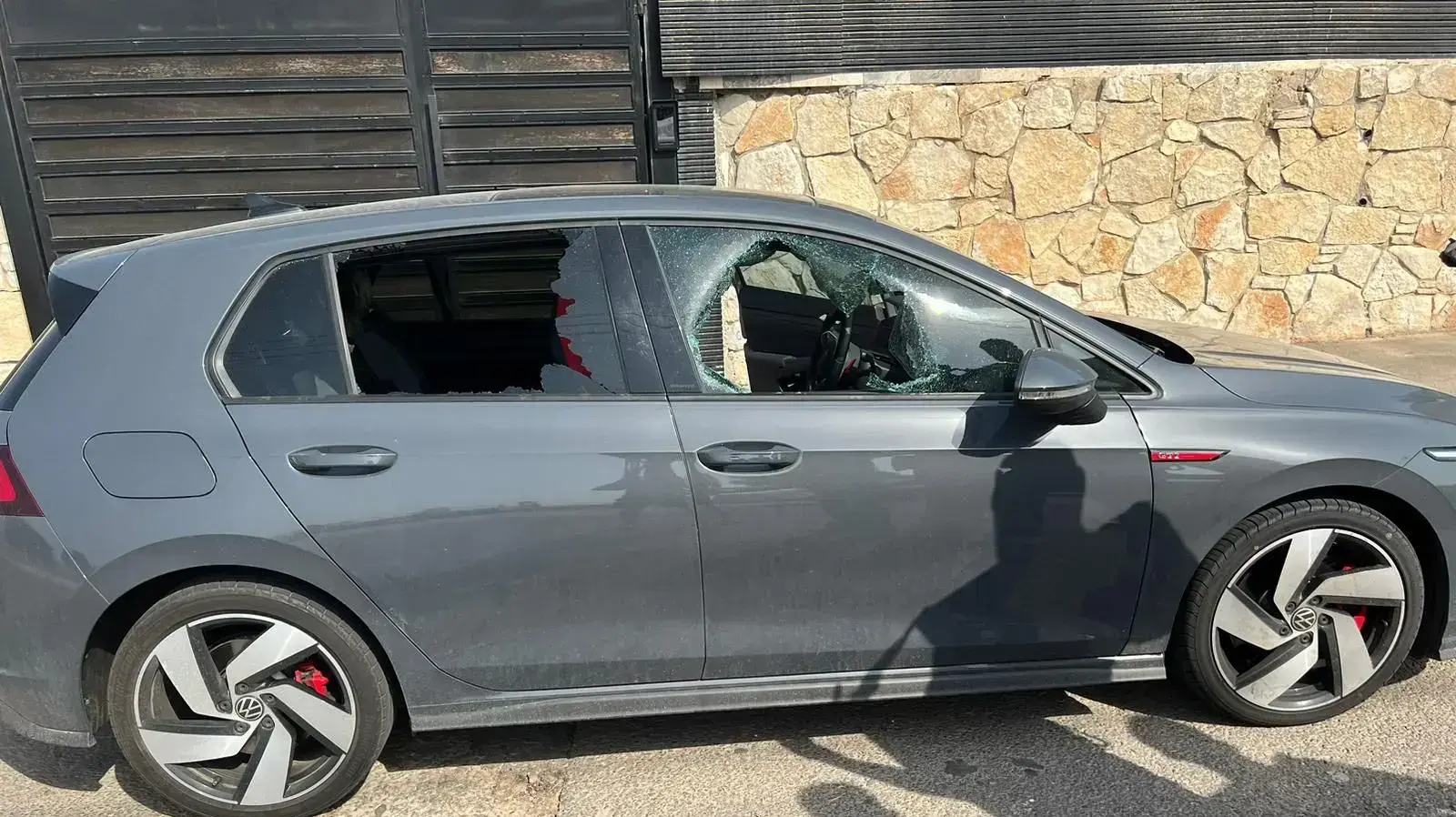 פריצת רכב בשלומי עם תיק ובו 400 אלף בתכשיטים ועוד עשרות אלפים במזומן פריצת רכב בשלומי עם תיק ובו 400 אלף בתכשיטים ועוד עשרות אלפים במזומן