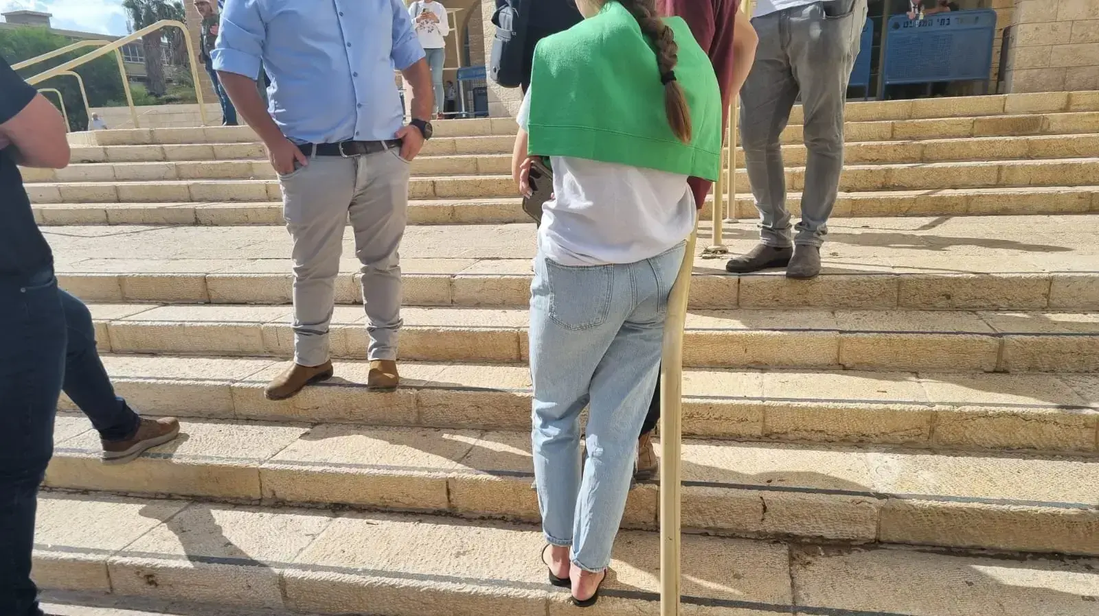 משפחת הילדה בת ה-10 שהותקפה מינית בידי צעיר מהפזורה הבדואית. 9 בנובמבר 2022 משפחת הילדה בת ה-10 שהותקפה מינית בידי צעיר מהפזורה הבדואית. 9 בנובמבר 2022