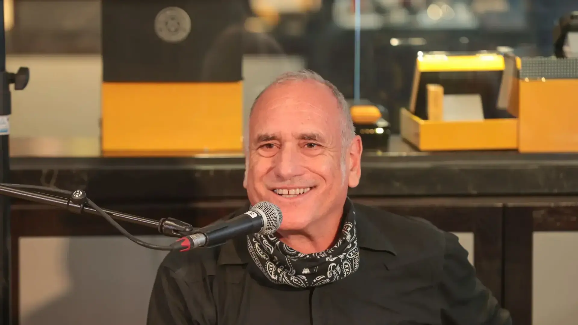 הזמר והמוזיקאי דויד ברוזה במסיבת עתונאים במלאת 40 שנה לצאת האלבום "האישה שאיתי", 9 בנובמבר 2022 הזמר והמוזיקאי דויד ברוזה במסיבת עתונאים במלאת 40 שנה לצאת האלבום "האישה שאיתי", 9 בנובמבר 2022