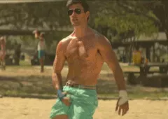 גבר נוגע במפשעה שלו גבר נוגע במפשעה שלו