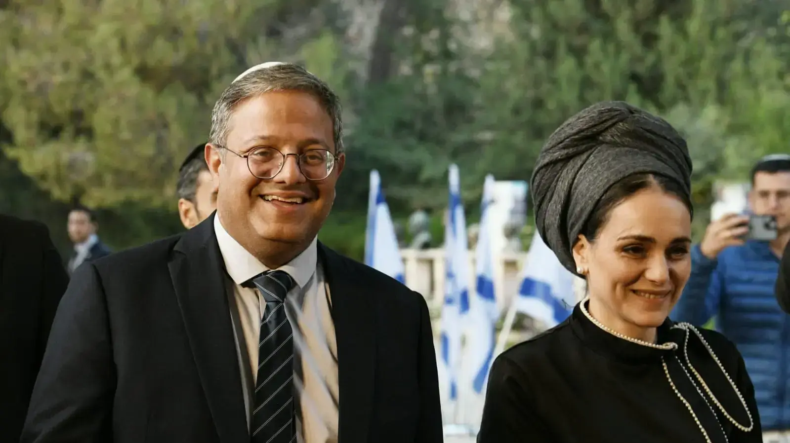 איתמר בן גביר, לימור סון הר מלך,חברי עוצמה יהודית בסבב התייעצויות אצל נשיא המדינה יצחק הרצוג לקראת הטלת המנדט להקמת הממשלה, בית הנשיא, 10 בנובמבר 2022 איתמר בן גביר, לימור סון הר מלך,חברי עוצמה יהודית בסבב התייעצויות אצל נשיא המדינה יצחק הרצוג לקראת הטלת המנדט להקמת הממשלה, בית הנשיא, 10 בנובמבר 2022