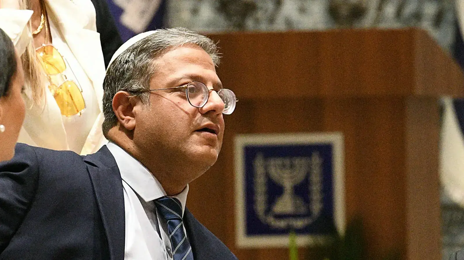 איתמר בן גביר וחברי עוצמה יהודית בסבב התייעצויות אצל נשיא המדינה יצחק הרצוג לקראת הטלת המנדט להקמת הממשלה, בית הנשיא, 10 בנובמבר 2022 איתמר בן גביר וחברי עוצמה יהודית בסבב התייעצויות אצל נשיא המדינה יצחק הרצוג לקראת הטלת המנדט להקמת הממשלה, בית הנשיא, 10 בנובמבר 2022