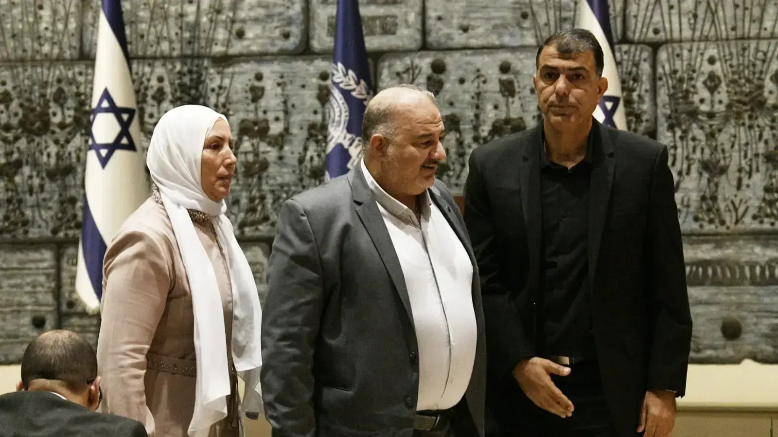 מנסור עבאס, אימאן חטיב יאסין,יאסר חוג'יראת חברי רע"ם בסבב התייעצויות אצל נשיא המדינה יצחק הרצוג לקראת הטלת המנדט להקמת הממשלה, בית הנשיא, 10 בנובמבר 2022 מנסור עבאס, אימאן חטיב יאסין,יאסר חוג'יראת חברי רע"ם בסבב התייעצויות אצל נשיא המדינה יצחק הרצוג לקראת הטלת המנדט להקמת הממשלה, בית הנשיא, 10 בנובמבר 2022