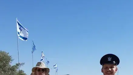 שי "שיקל" יניב עם נכדו איתי בסיום קורס קצינים שי "שיקל" יניב עם נכדו איתי בסיום קורס קצינים