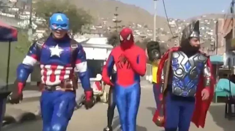 משטרת פרו עוצרת משפחת פשע כשהם מחופשים לגיבורי על. 12 בנובמבר 2022 משטרת פרו עוצרת משפחת פשע כשהם מחופשים לגיבורי על. 12 בנובמבר 2022