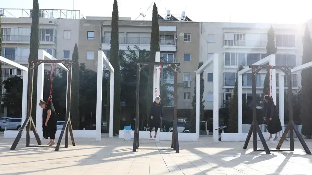 מיצג לרגל חודש מניעת אלימות נגד נשים 'מה החבל על הצוואר שלך?, כיכר הבימה, 13 בנובמבר 2022 מיצג לרגל חודש מניעת אלימות נגד נשים 'מה החבל על הצוואר שלך?, כיכר הבימה, 13 בנובמבר 2022