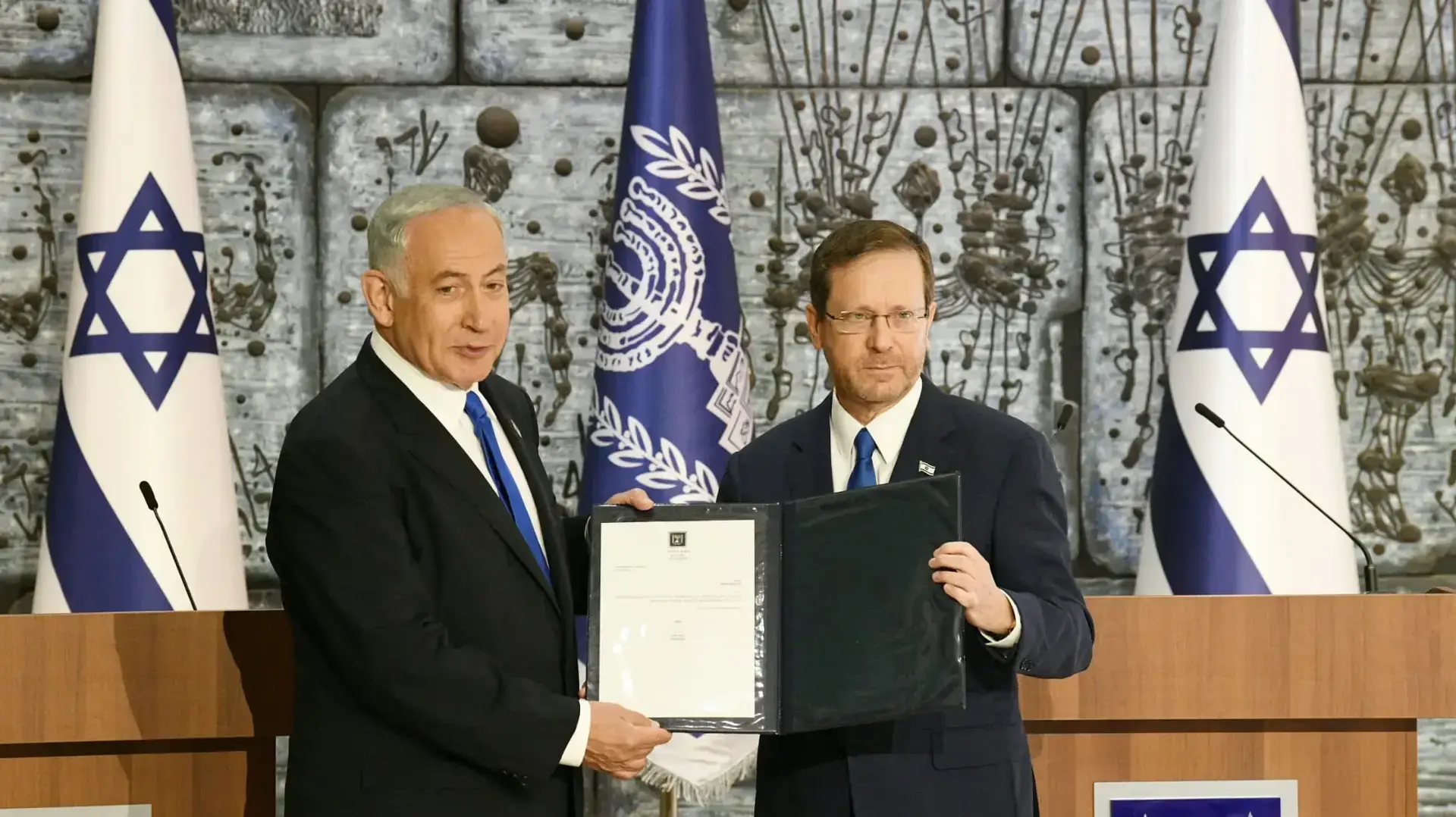 נשיא המדינה יצחק הרצוג מטיל את מלאכת הרכבת הממשלה על בנימין נתניהו, בית הנשיא, ירושלים, 13 בנובמבר 2022 נשיא המדינה יצחק הרצוג מטיל את מלאכת הרכבת הממשלה על בנימין נתניהו, בית הנשיא, ירושלים, 13 בנובמבר 2022