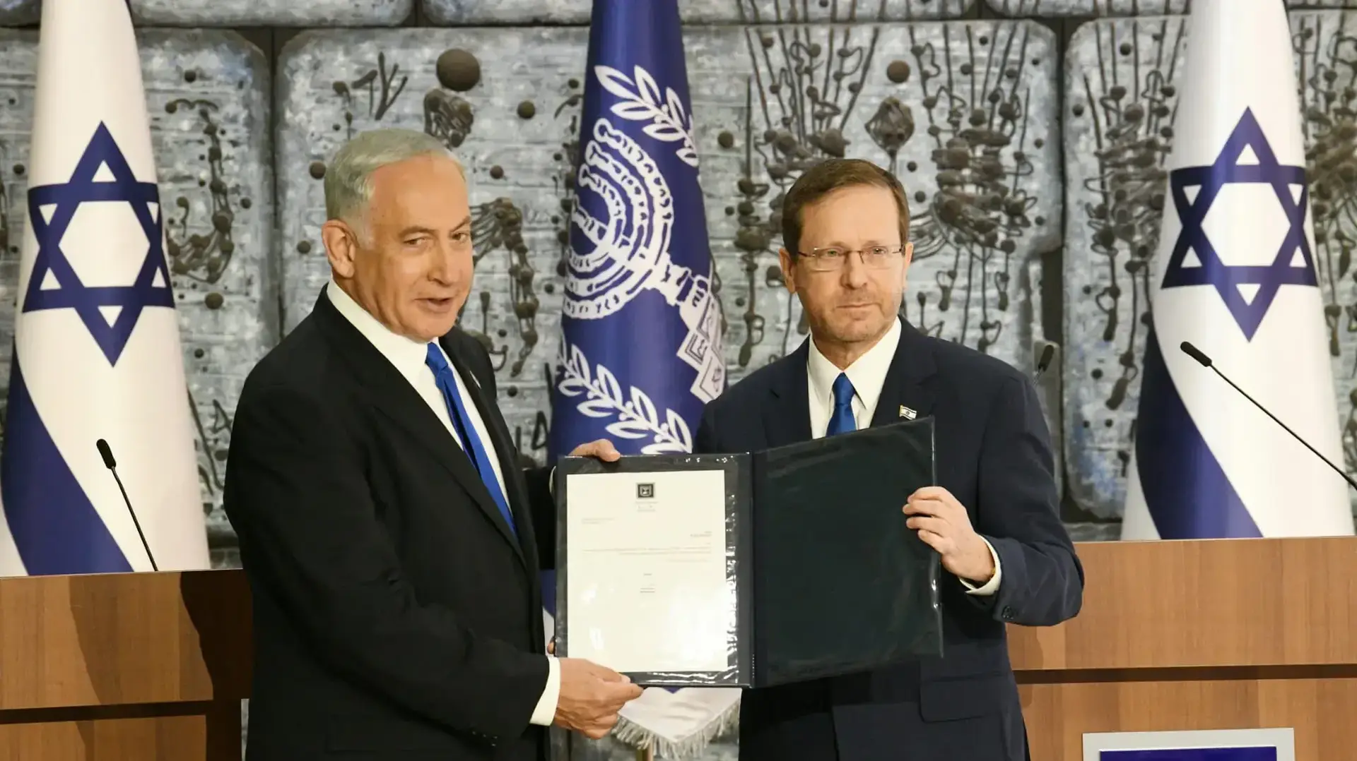 נשיא המדינה יצחק הרצוג מטיל את מלאכת הרכבת הממשלה על בנימין נתניהו, בית הנשיא, ירושלים, 13 בנובמבר 2022 נשיא המדינה יצחק הרצוג מטיל את מלאכת הרכבת הממשלה על בנימין נתניהו, בית הנשיא, ירושלים, 13 בנובמבר 2022
