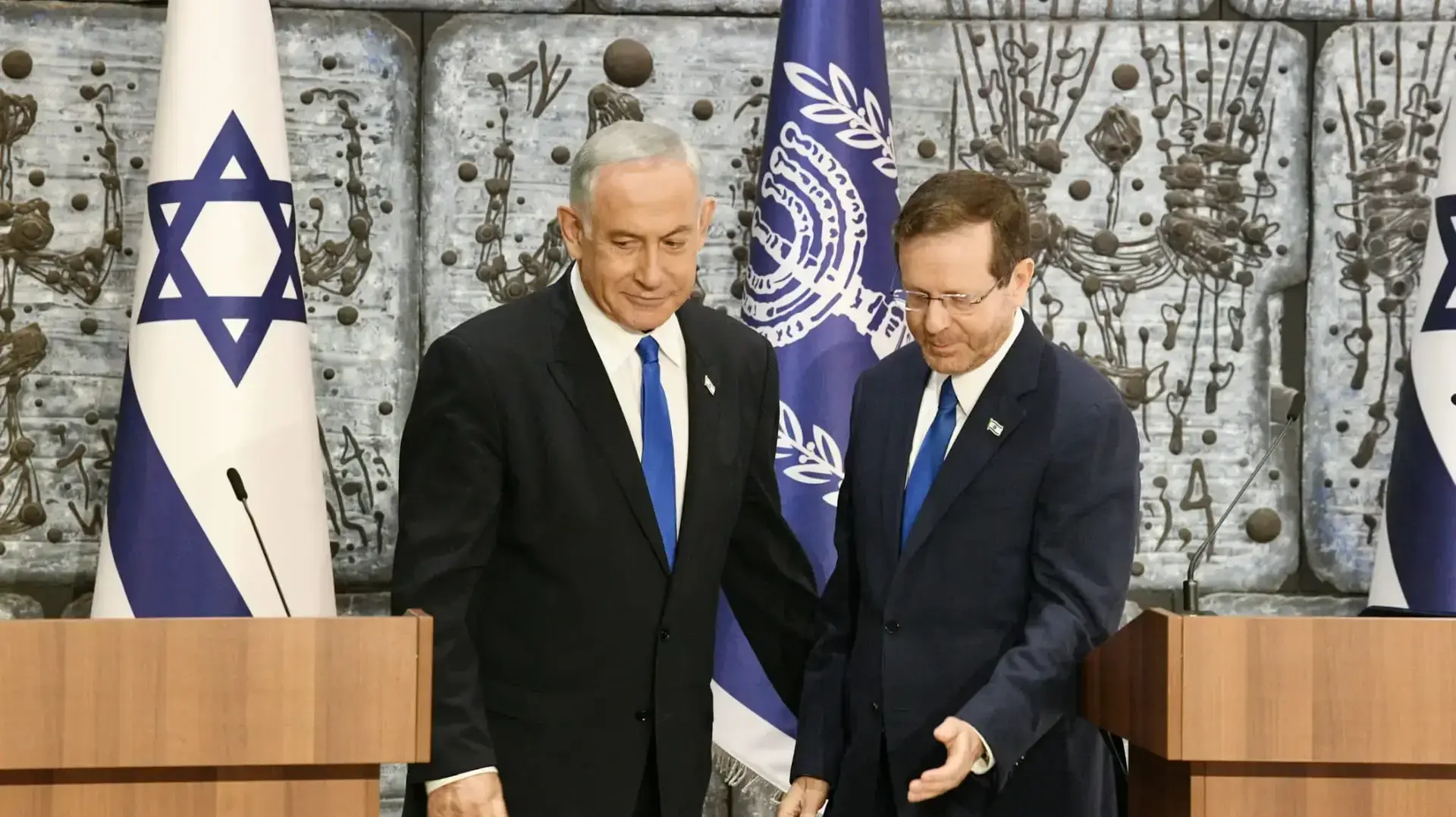 נשיא המדינה יצחק הרצוג מטיל את מלאכת הרכבת הממשלה על בנימין נתניהו, בית הנשיא, ירושלים, 13 בנובמבר 2022 נשיא המדינה יצחק הרצוג מטיל את מלאכת הרכבת הממשלה על בנימין נתניהו, בית הנשיא, ירושלים, 13 בנובמבר 2022