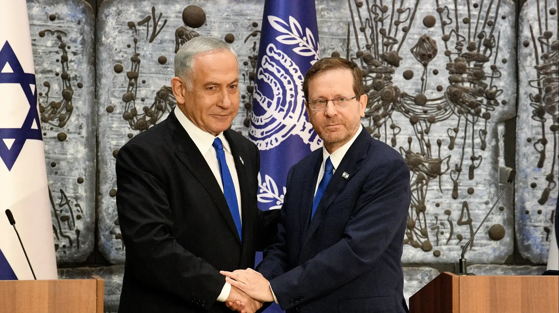 המנדט להרכבת הממשלה |  נשיא המדינה, יצחק הרצוג מטיל על  נתניהו בבית הנשיא את הרכבת הממשלה 