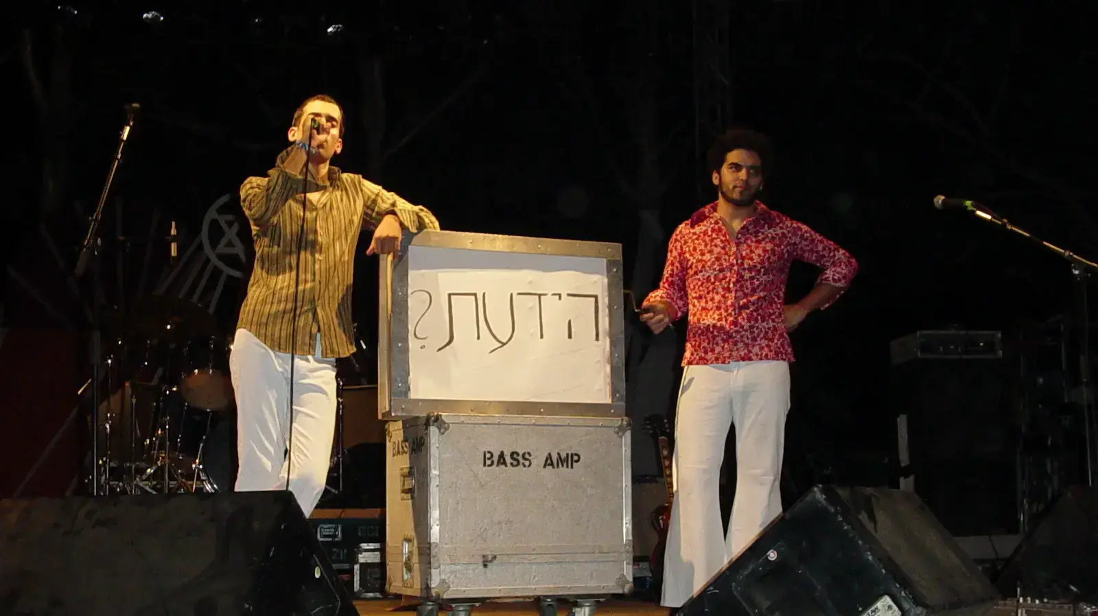 להקת הדורבנים בהופעה להקת הדורבנים בהופעה