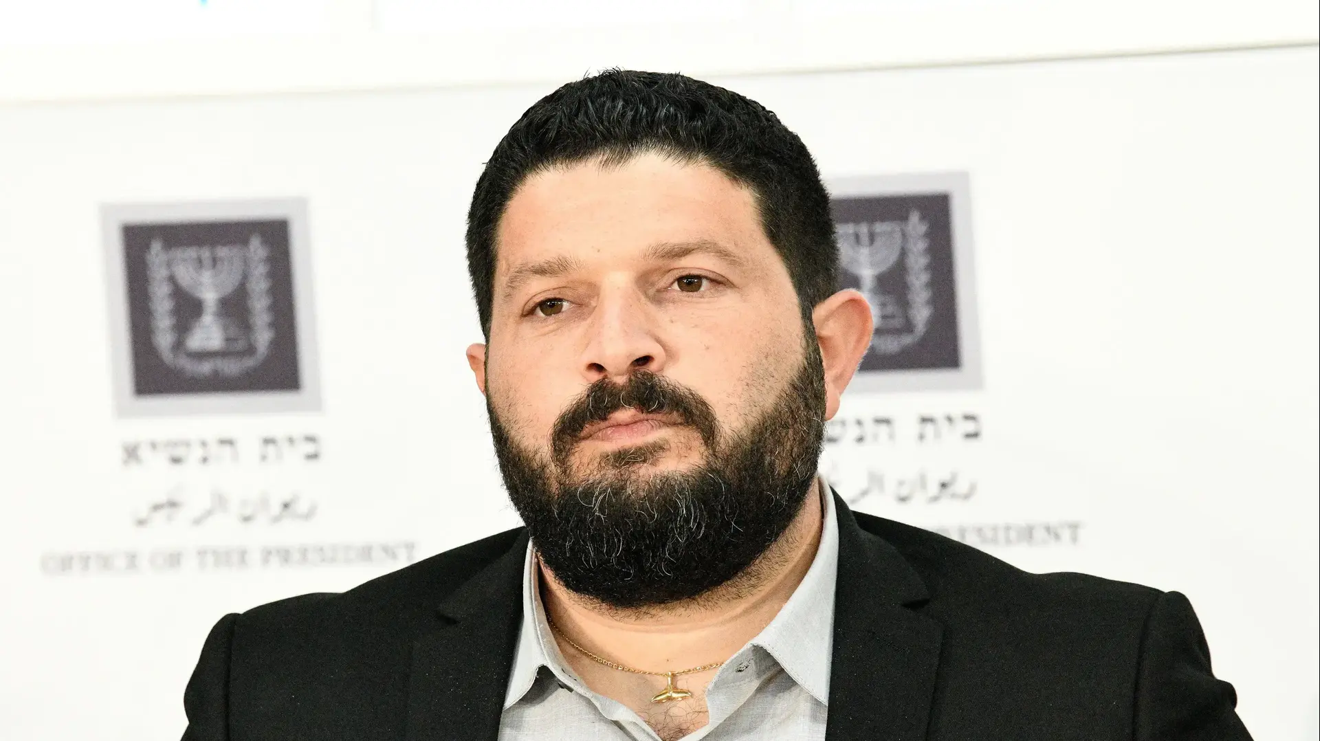 אלמוג כהן וחברי עוצמה יהודית בסבב התייעצויות אצל נשיא המדינה יצחק הרצוג לקראת הטלת המנדט להקמת הממשלה, בית הנשיא, 10 בנובמבר 2022 אלמוג כהן וחברי עוצמה יהודית בסבב התייעצויות אצל נשיא המדינה יצחק הרצוג לקראת הטלת המנדט להקמת הממשלה, בית הנשיא, 10 בנובמבר 2022