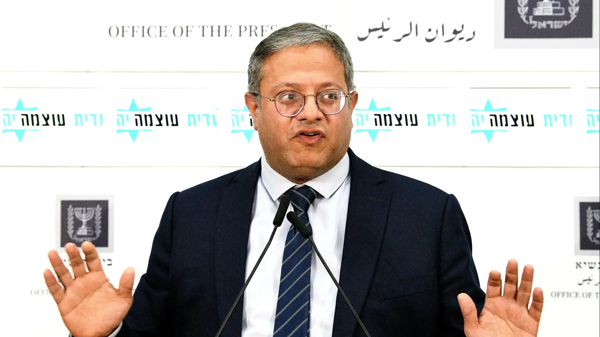 איתמר בן גביר וחברי עוצמה יהודית בסבב התייעצויות אצל נשיא המדינה יצחק הרצוג לקראת הטלת המנדט להקמת הממשלה, בית הנשיא, 10 בנובמבר 2022 איתמר בן גביר וחברי עוצמה יהודית בסבב התייעצויות אצל נשיא המדינה יצחק הרצוג לקראת הטלת המנדט להקמת הממשלה, בית הנשיא, 10 בנובמבר 2022