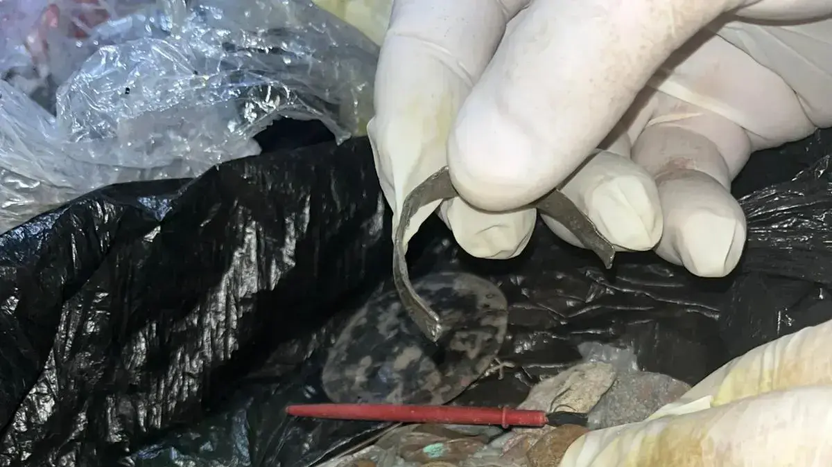 מטבעות עתיקים שהוטמנו באדמה נחשפו במהלך חיפוש אחרי נשק לא חוקי בכפר כנא שבגליל התחתון. 13 בנובמבר 2022