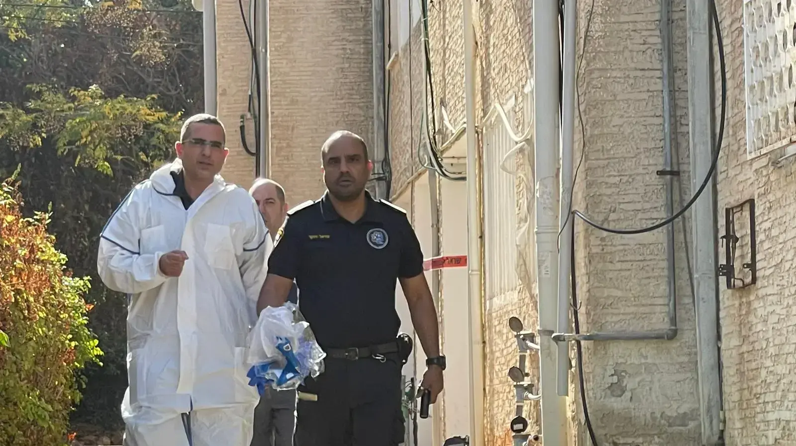 אנשי זיהוי פלילי מחוץ לדירה בה נמצאו מתים בן ואמו ברחוב הגליל, נווה שאנן, חיפה, 14 בנובמבר 2022 אנשי זיהוי פלילי מחוץ לדירה בה נמצאו מתים בן ואמו ברחוב הגליל, נווה שאנן, חיפה, 14 בנובמבר 2022