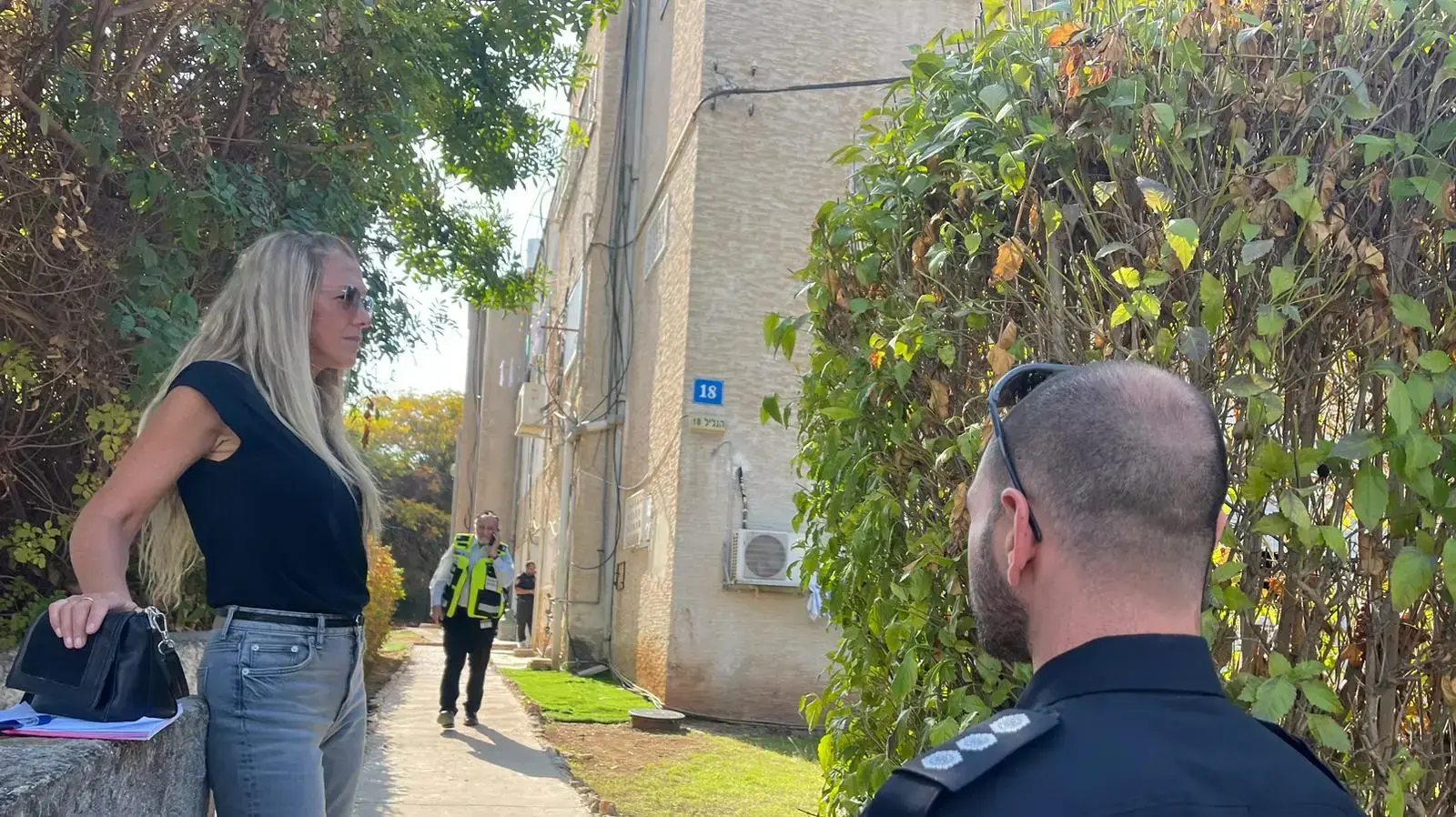 אנשי זיהוי פלילי מחוץ לדירה בה נמצאו מתים בן ואמו ברחוב הגליל, נווה שאנן, חיפה, 14 בנובמבר 2022 אנשי זיהוי פלילי מחוץ לדירה בה נמצאו מתים בן ואמו ברחוב הגליל, נווה שאנן, חיפה, 14 בנובמבר 2022