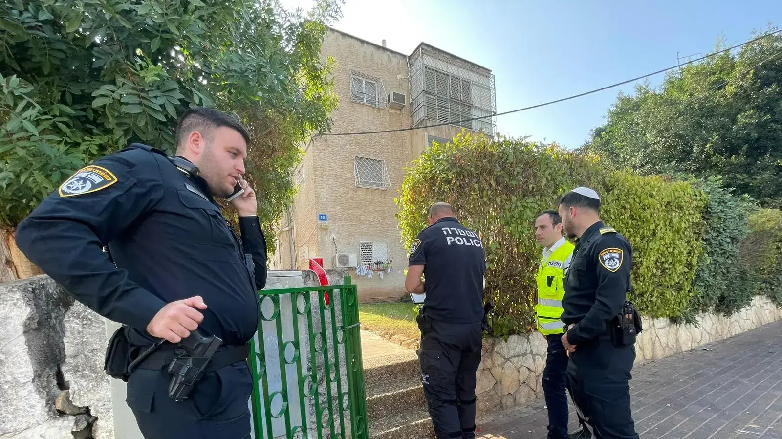 אנשי זיהוי פלילי מחוץ לדירה בה נמצאו מתים בן ואמו ברחוב הגליל, נווה שאנן, חיפה, 14 בנובמבר 2022 אנשי זיהוי פלילי מחוץ לדירה בה נמצאו מתים בן ואמו ברחוב הגליל, נווה שאנן, חיפה, 14 בנובמבר 2022