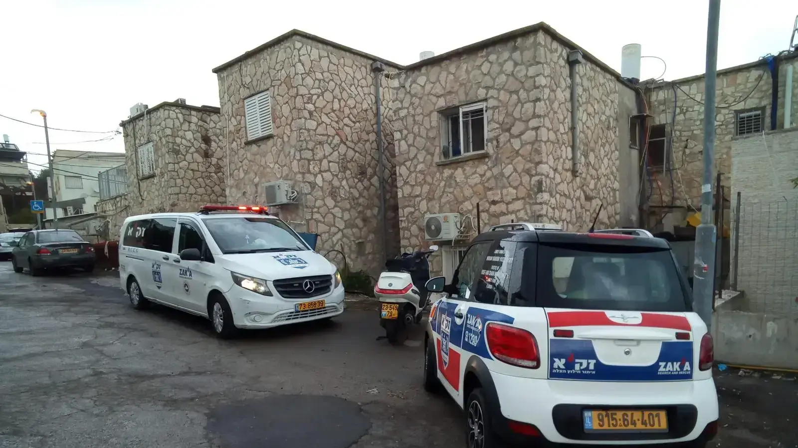 צוות זק"א מחוץ לדירה בה נמצאו מתים בן ואמו ברחוב הגליל, נווה שאנן, חיפה, 14 בנובמבר 2022 צוות זק"א מחוץ לדירה בה נמצאו מתים בן ואמו ברחוב הגליל, נווה שאנן, חיפה, 14 בנובמבר 2022