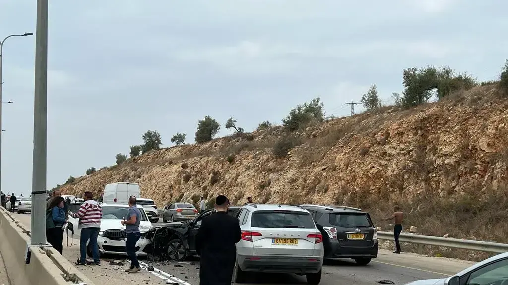 3 פצועים בפיגוע דקירה באריאל, מחבל אחד נוטרל 15 בנובמבר 2022 3 פצועים בפיגוע דקירה באריאל, מחבל אחד נוטרל 15 בנובמבר 2022