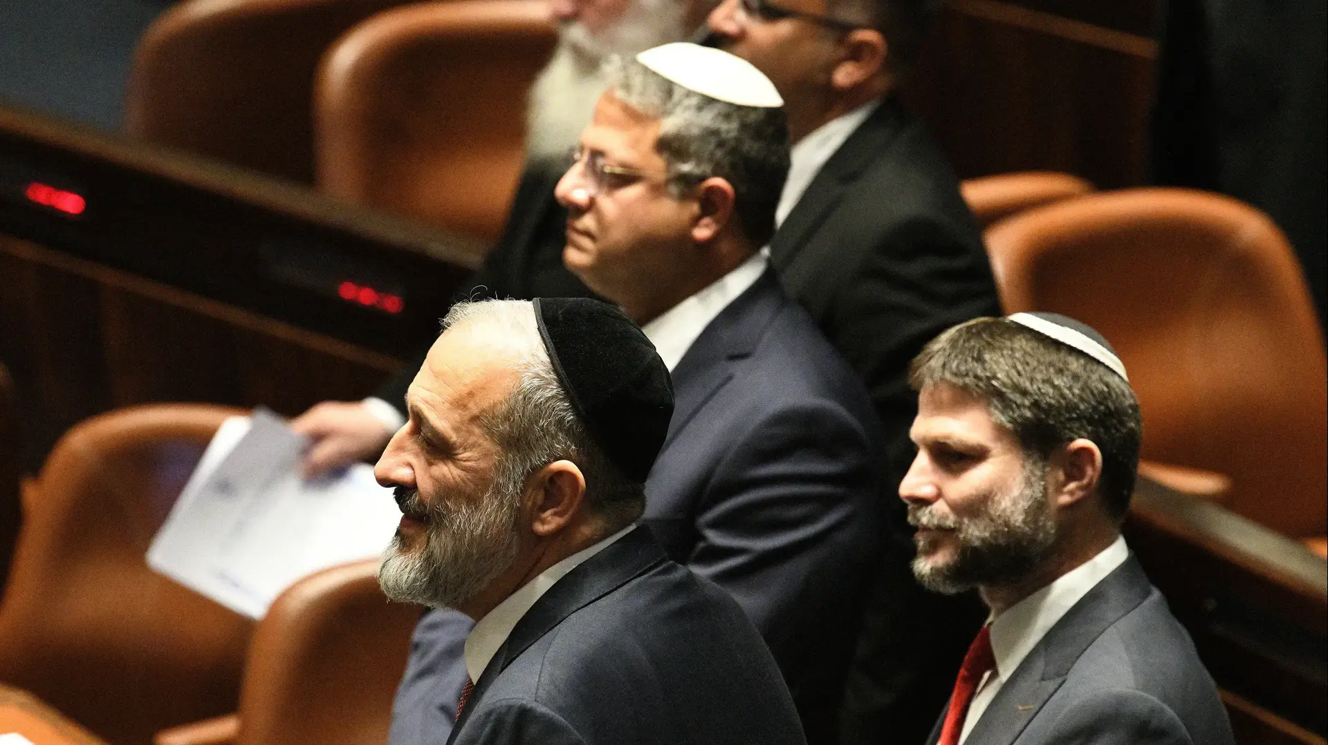 איתמר בן גביר, בצלאל סמוטריץ', אריה דרעי בהשבעת הכנסת ה-25, 15 בנובמבר 2022 איתמר בן גביר, בצלאל סמוטריץ', אריה דרעי בהשבעת הכנסת ה-25, 15 בנובמבר 2022