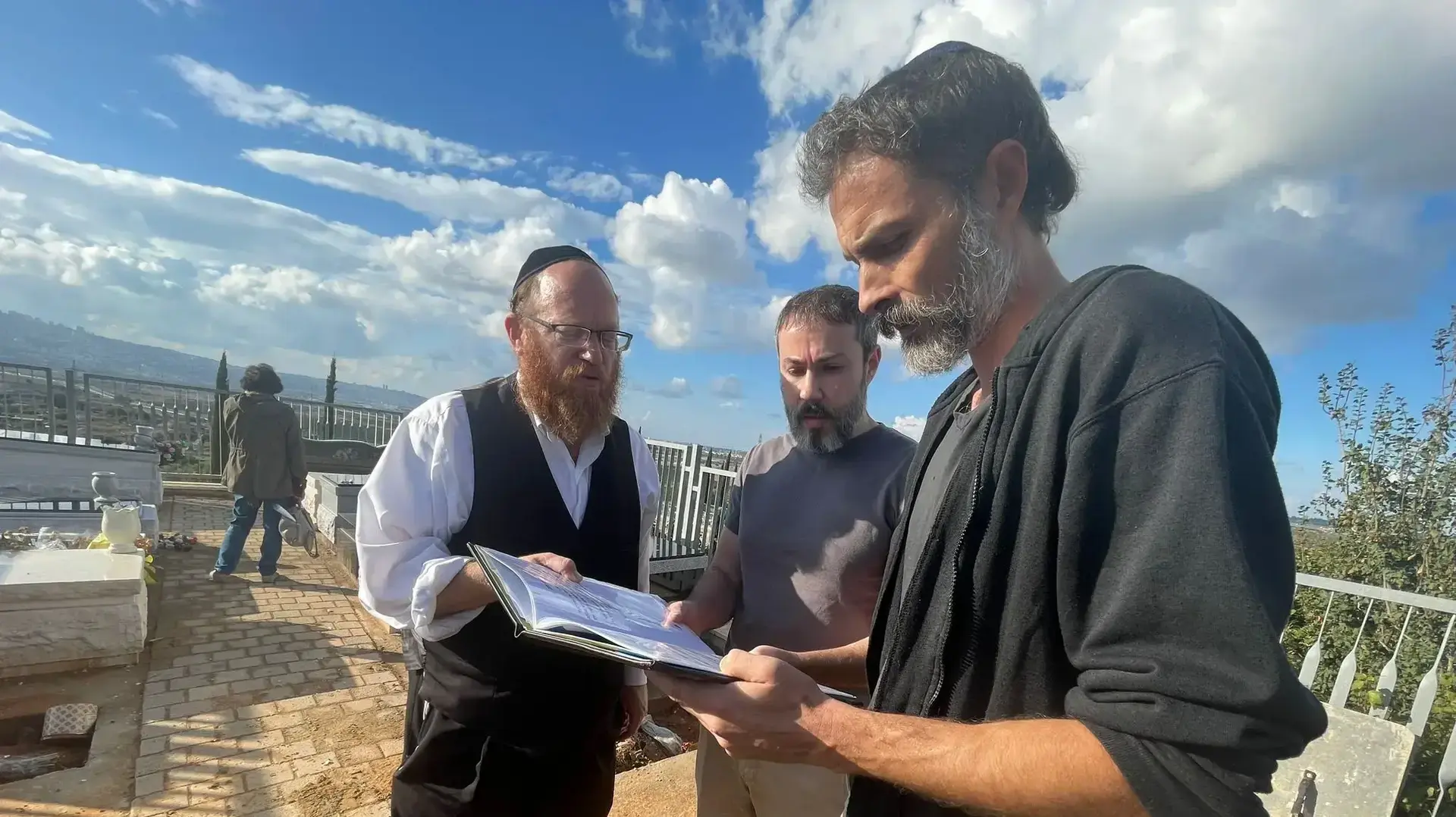 הלוויתם של ילנה צ'ודונובסקי וסרג' קורסקי, אם ובנה שנמצאו מתים בדירתם בחיפה, בית העלמין תל רגב, 17 בנובמבר 2022 הלוויתם של ילנה צ'ודונובסקי וסרג' קורסקי, אם ובנה שנמצאו מתים בדירתם בחיפה, בית העלמין תל רגב, 17 בנובמבר 2022