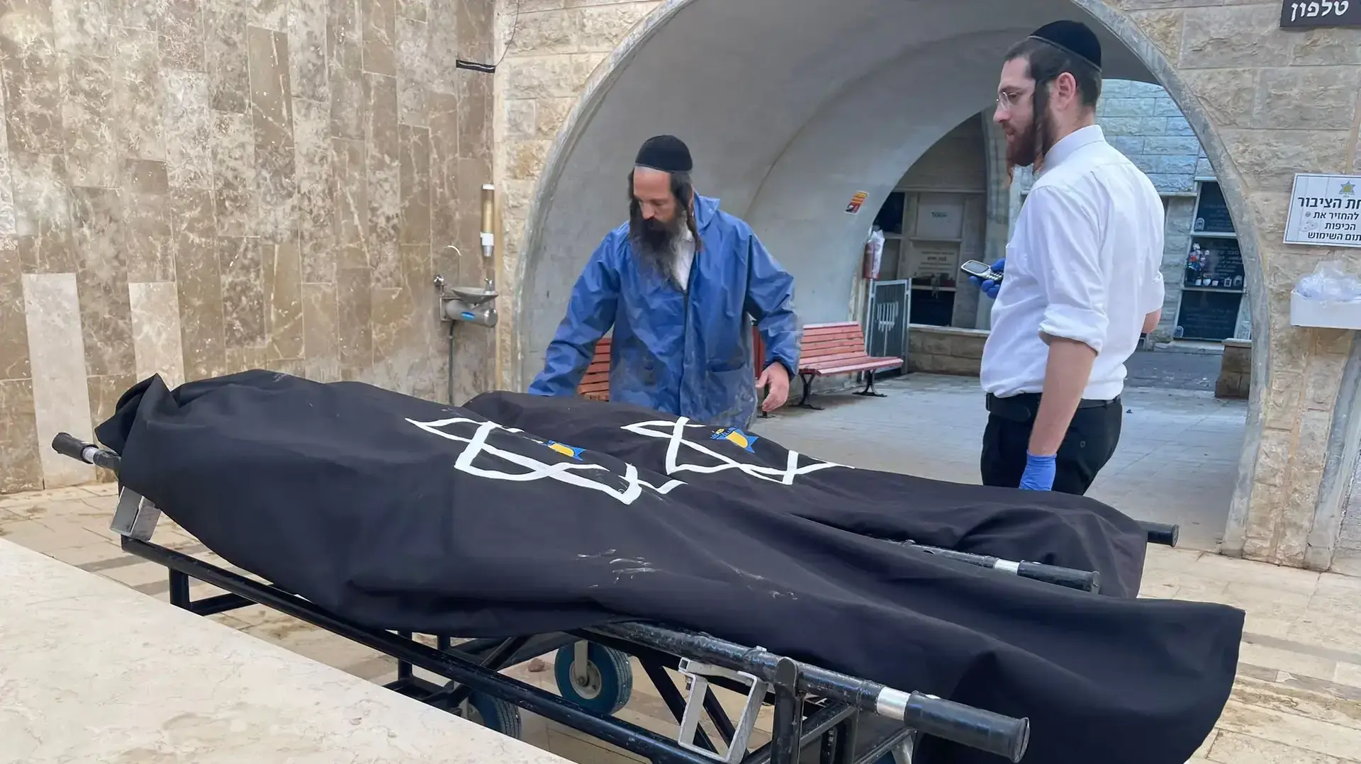 הלוויתם של ילנה צ'ודונובסקי וסרג' קורסקי, אם ובנה שנמצאו מתים בדירתם בחיפה, בית העלמין תל רגב, 17 בנובמבר 2022 הלוויתם של ילנה צ'ודונובסקי וסרג' קורסקי, אם ובנה שנמצאו מתים בדירתם בחיפה, בית העלמין תל רגב, 17 בנובמבר 2022