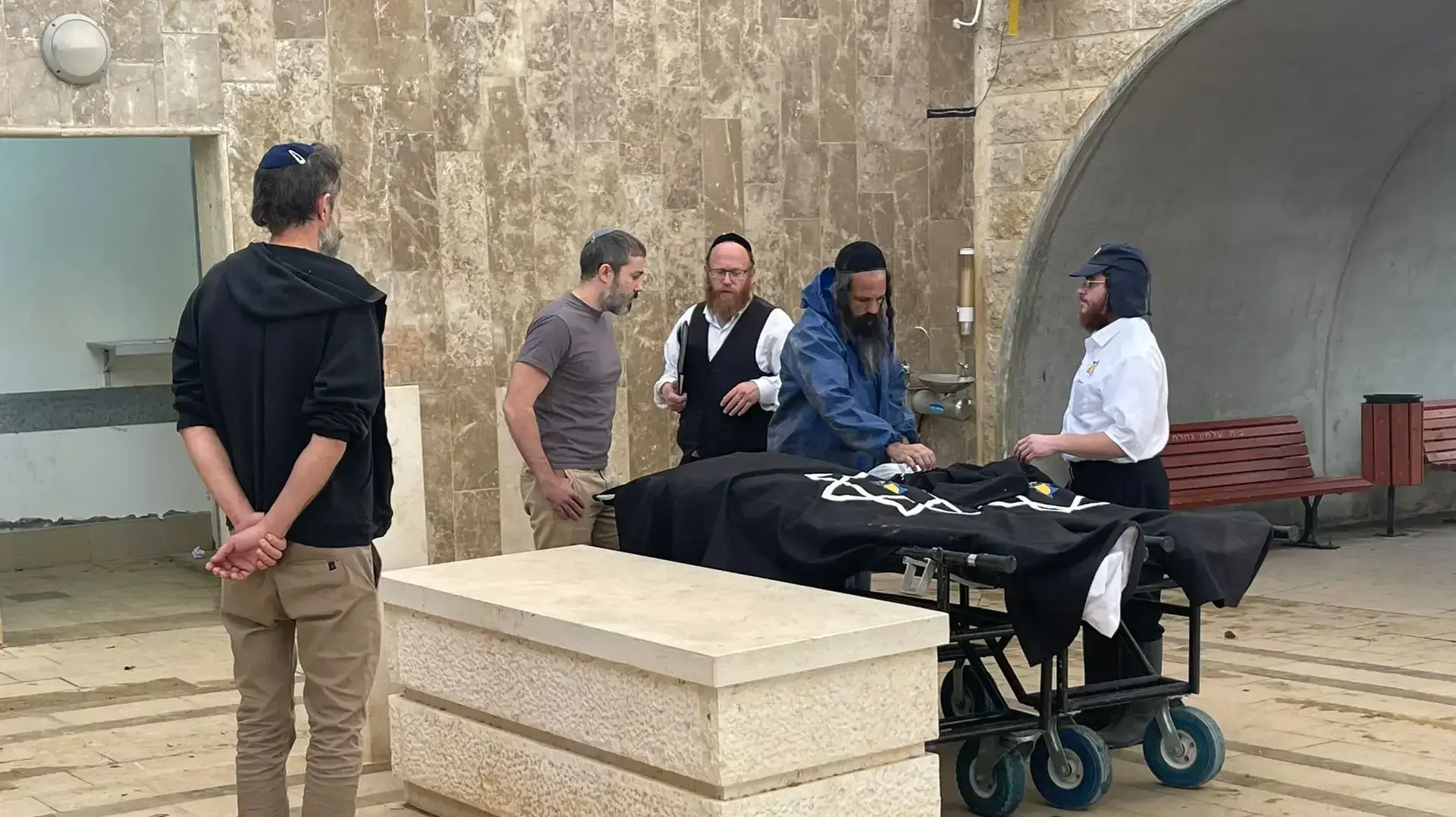 הלוויתם של ילנה צ'ודונובסקי וסרג' קורסקי, אם ובנה שנמצאו מתים בדירתם בחיפה, בית העלמין תל רגב, 17 בנובמבר 2022 הלוויתם של ילנה צ'ודונובסקי וסרג' קורסקי, אם ובנה שנמצאו מתים בדירתם בחיפה, בית העלמין תל רגב, 17 בנובמבר 2022