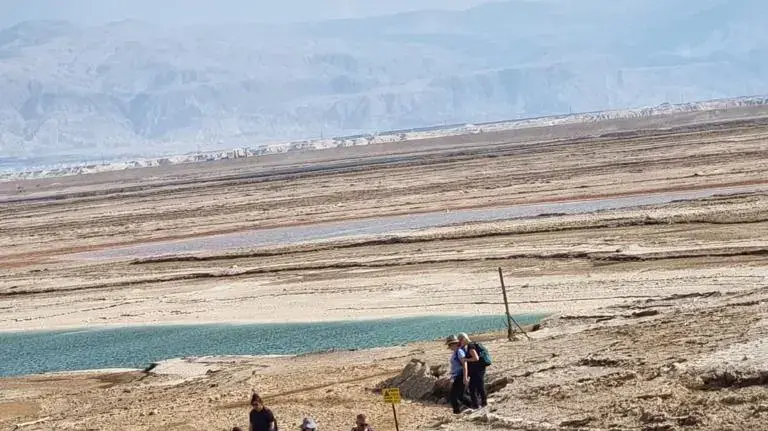 קבוצת מטיילים הגיעה לסייר בנהר הנעלם שבים המלח ונכנסה לשטח החשוד כשדה מוקשים. 16 בנובמבר 2022