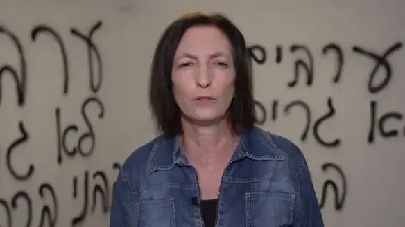 כתובות נגד ערבים בבני ברק, מתוך "שש עם" בהנחיית עודד בן עמי, 17 בנובמבר 2022 כתובות נגד ערבים בבני ברק, מתוך "שש עם" בהנחיית עודד בן עמי, 17 בנובמבר 2022