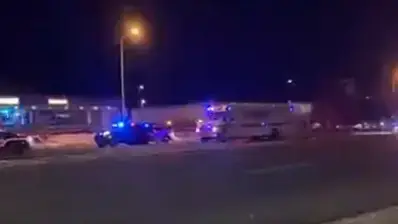 ניידות משטרה לאחר ירי במועדון לילה בקולורדו ניידות משטרה לאחר ירי במועדון לילה בקולורדו