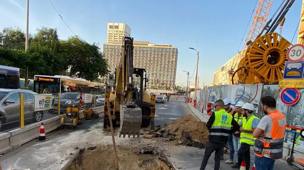בולען בפינת הרח' אבן גבירול-צייטלין בת"א 20 בנובמבר 2022 בולען בפינת הרח' אבן גבירול-צייטלין בת"א 20 בנובמבר 2022