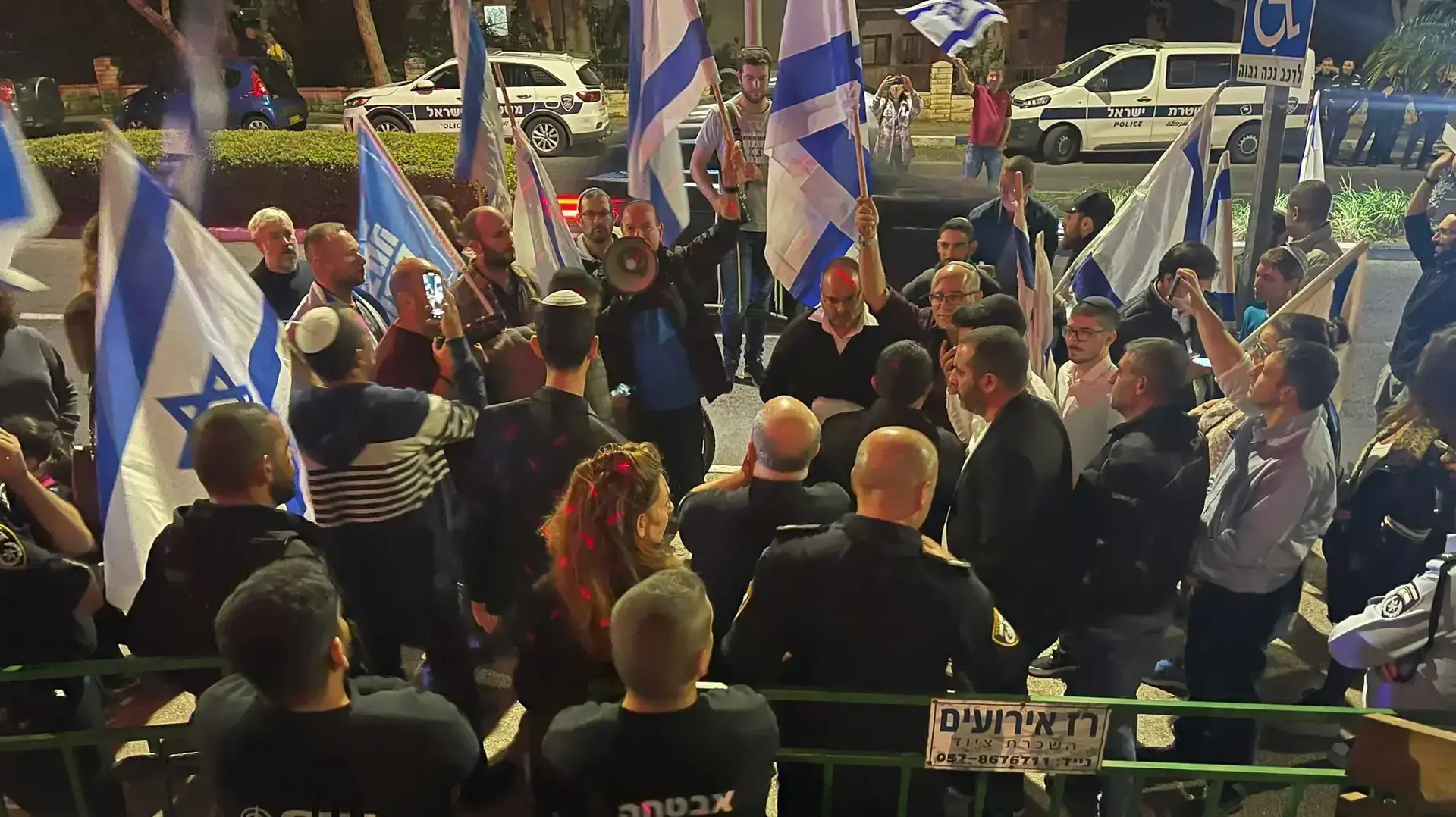מפגינים מול כנס יוצרים פלסטינים בחיפה 20 בנובמבר 2022 מפגינים מול כנס יוצרים פלסטינים בחיפה 20 בנובמבר 2022