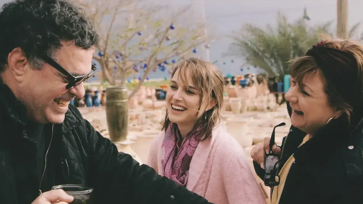 חנה לסלאו, נטלי פורטמן ועמוס גיתאי במהלך צילומי הסרט "אזור חופשי" חנה לסלאו, נטלי פורטמן ועמוס גיתאי במהלך צילומי הסרט "אזור חופשי"