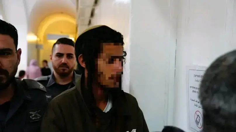 הקטין בן ה-17 שנעצר בחשד לתקיפת חיילת בשבת חיי שרה בחברון, הובא כעת לדיון הבקשה להארכת מעצרו בבית משפט השלום, ירושלים. 22 בנובמבר 2022 