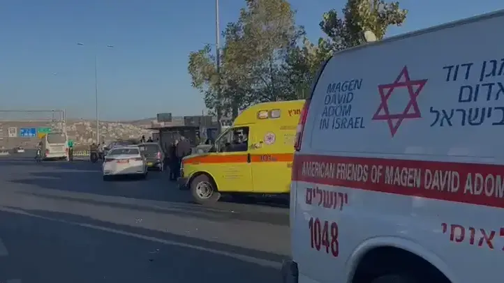 אמבולנסים של מד"א בזירת הפיצוץ בכניסה לירושלים