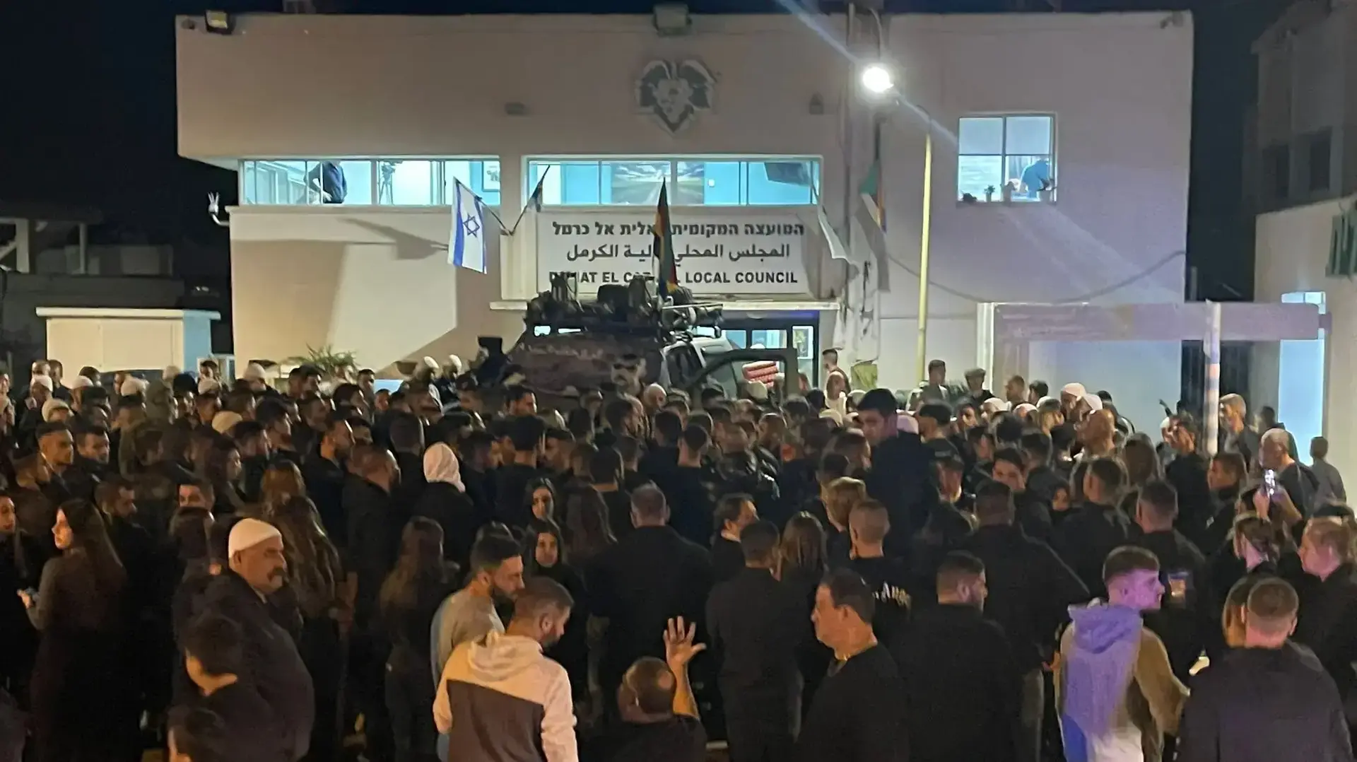 תושבי דלית אל כרמל לאחר חטיפת גופתו של תושב הכפר טירן פרו 23 בנובמבר 2022 תושבי דלית אל כרמל לאחר חטיפת גופתו של תושב הכפר טירן פרו 23 בנובמבר 2022