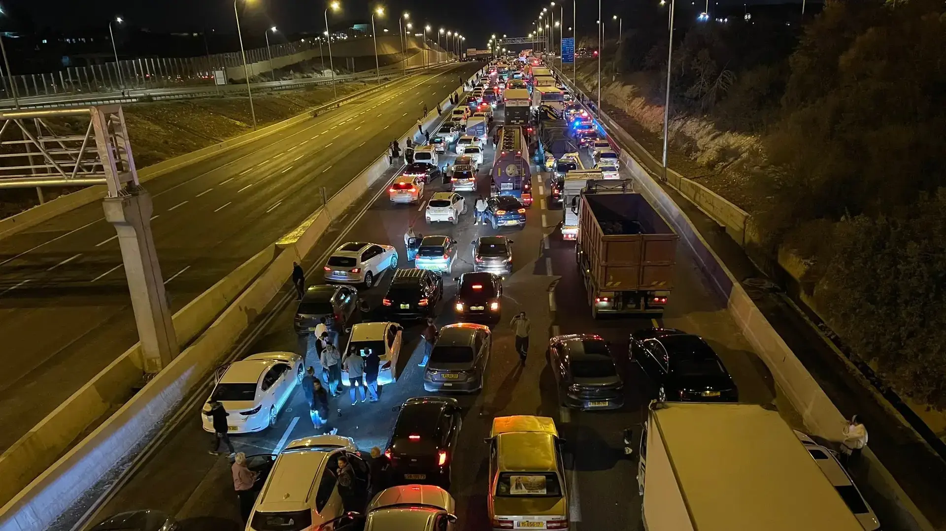 כביש 6 נחסם לתנועה בידי מפגינים מהעדה הדרוזית במחאה לשחרור גופתו של טירן פרו, הצעיר שגופתו נחטפה בג'נין. 23 בנובמבר 2022 כביש 6 נחסם לתנועה בידי מפגינים מהעדה הדרוזית במחאה לשחרור גופתו של טירן פרו, הצעיר שגופתו נחטפה בג'נין. 23 בנובמבר 2022