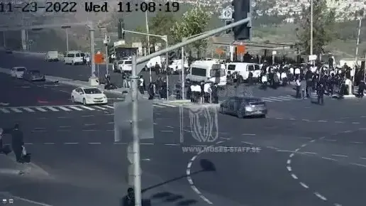 קטע מתוך סרטון של קבוצת ההאקרים האיראנית "מטה משה", ובו נראית הזירה של הפיגוע בכניסה לירושלים לאחר פינויה, 23 בנובמבר 2022 קטע מתוך סרטון של קבוצת ההאקרים האיראנית "מטה משה", ובו נראית הזירה של הפיגוע בכניסה לירושלים לאחר פינויה, 23 בנובמבר 2022