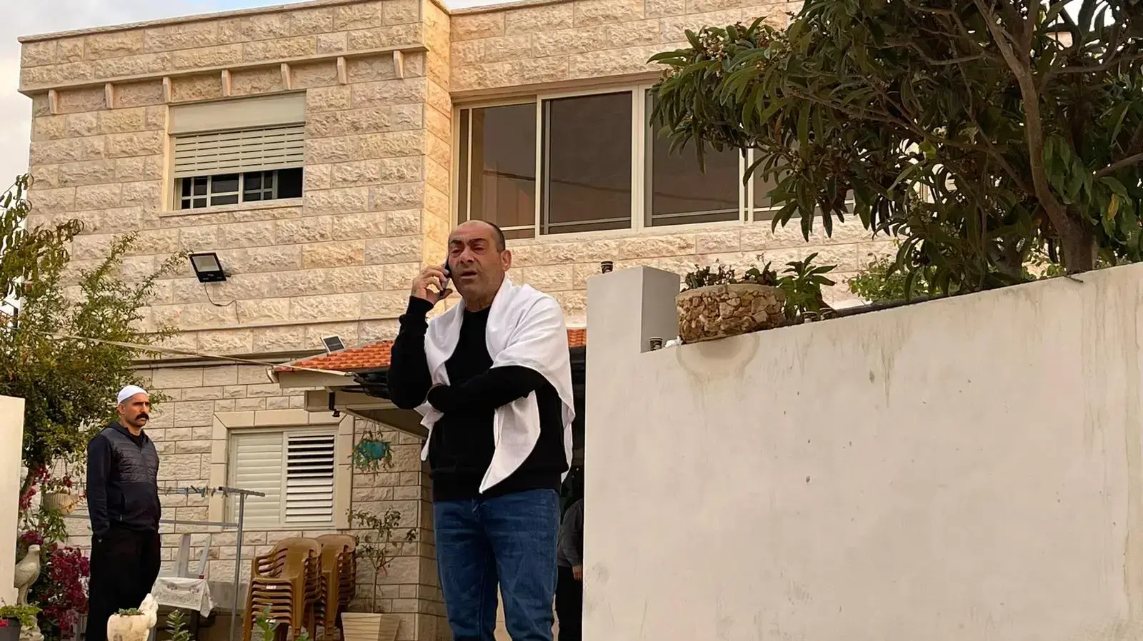 אביו של טירן פרו, חוסאם, מחכה בפתח הבית בדלית אל כרמל לקראת הבאת גופת בנו מהשטחים, 24 בנובמבר 2022 אביו של טירן פרו, חוסאם, מחכה בפתח הבית בדלית אל כרמל לקראת הבאת גופת בנו מהשטחים, 24 בנובמבר 2022