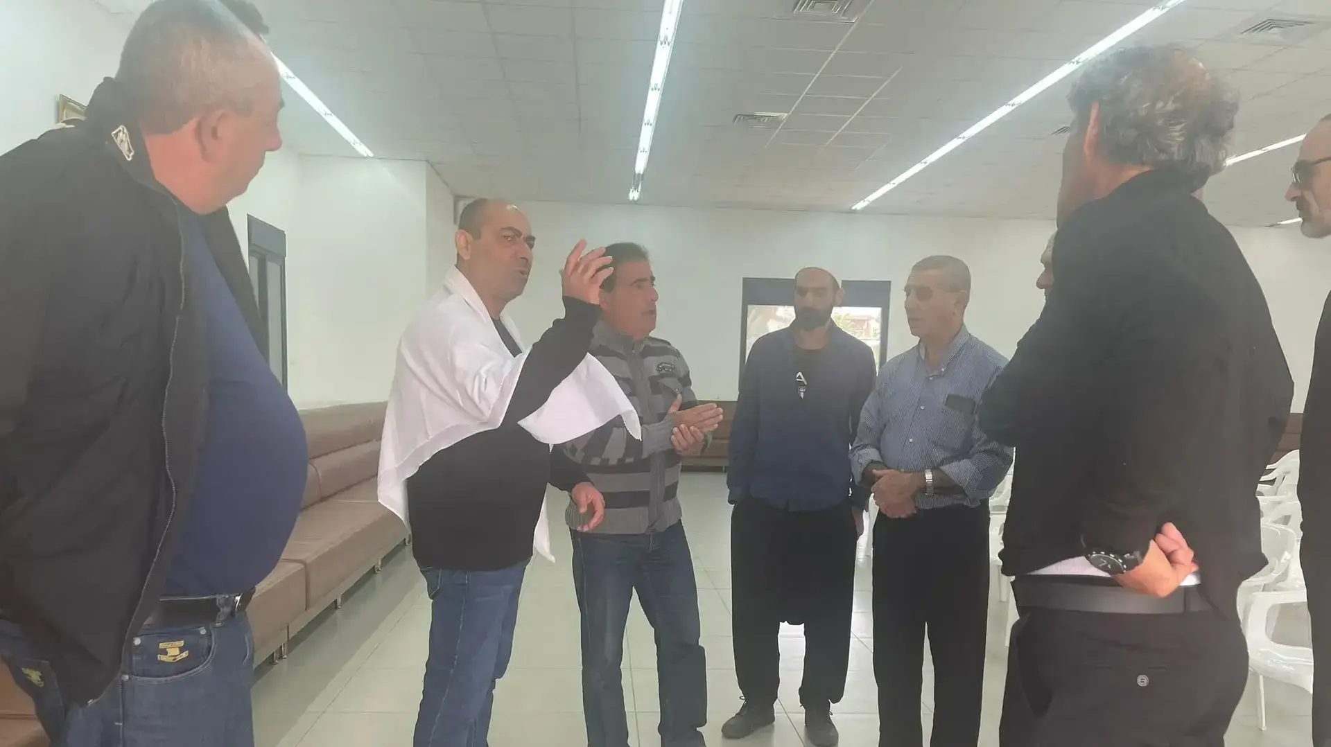אביו של טירן פרו ומשפחתו ממתינים להגעת גופתו לבית העם, דלית אל-כרמל, 24 בנובמבר 2022 אביו של טירן פרו ומשפחתו ממתינים להגעת גופתו לבית העם, דלית אל-כרמל, 24 בנובמבר 2022