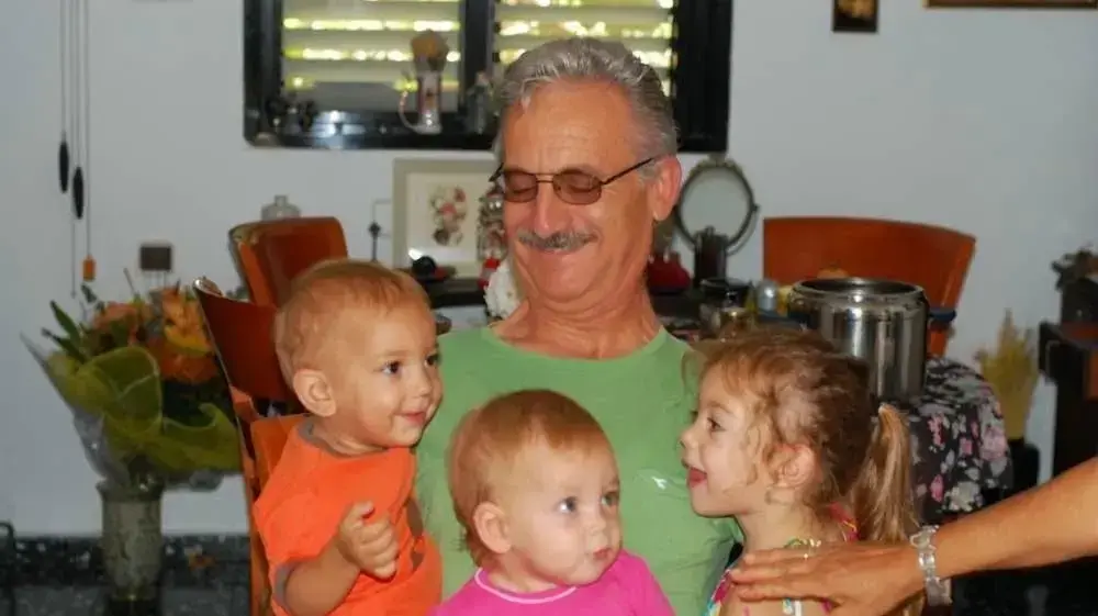 אבא של ירדן דים עם הנכדים בבית בכפר יונה אבא של ירדן דים עם הנכדים בבית בכפר יונה